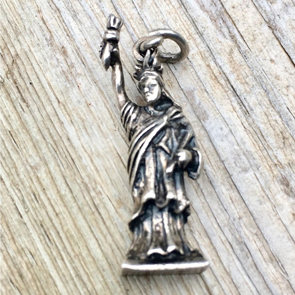 3788 Vintage Sterling Silver STATUE OF LIBERTY Charm Dangle Style Lady Liberty